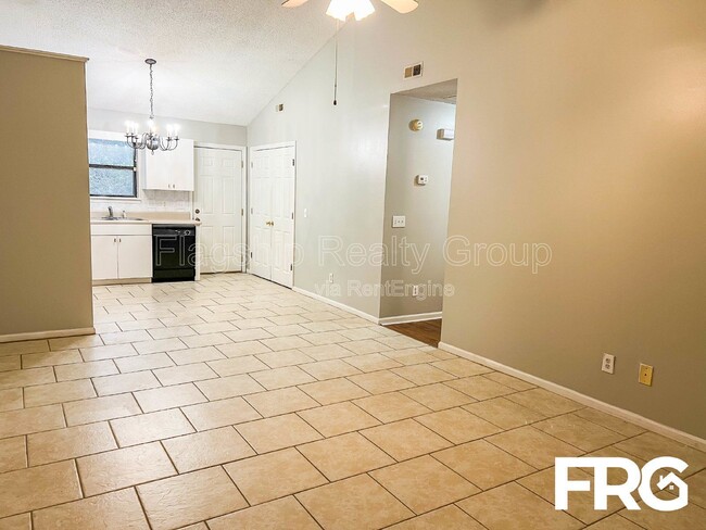 Photo - 205 Wyndham Cir