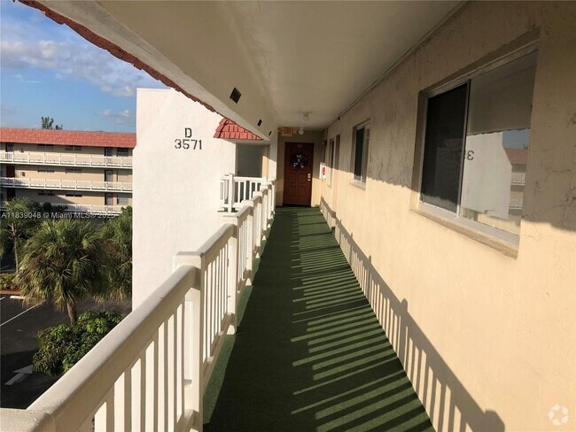 Building Photo - 3571 Inverrary Dr Unit 403 Rental