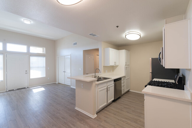 Newly Renovated! Santa Fe Apartments II - Newly Renovated! Santa Fe Apartments II