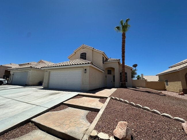 Building Photo - Pool and 4 bedrooms