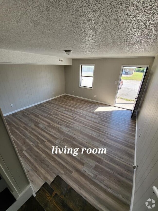 Building Photo - 2-Bed 1.5-Bath Townhome Available Soon! Unit 72
