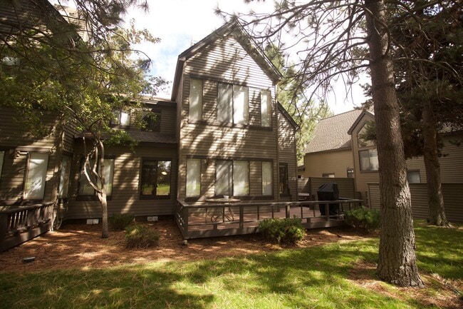 Building Photo - Furnished Seasonal Rental Through April 20...