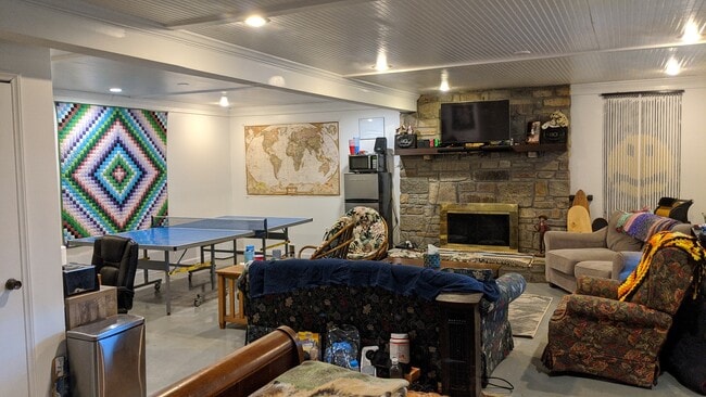 Huge lower level bedroom/Den - 875 Hodges Gap Rd