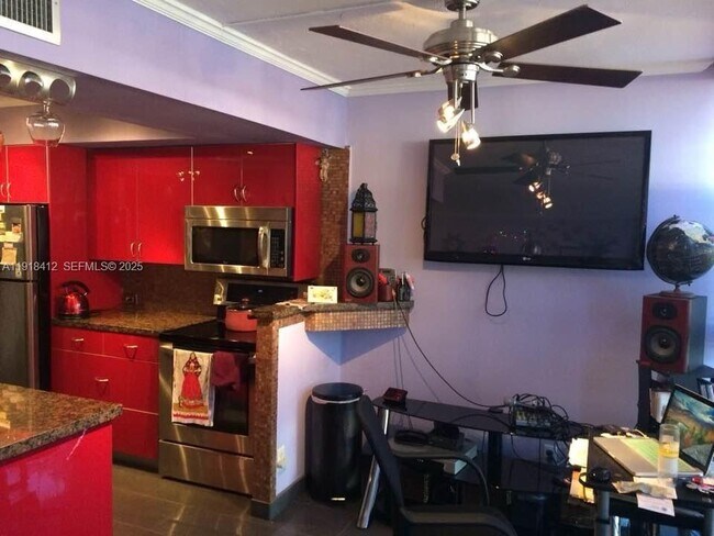 Photo - 2001 Atlantic Shores Blvd Unidad 101