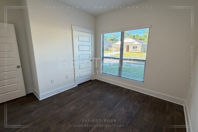 Photo - Lakeview Luxury Living in Hadley Village