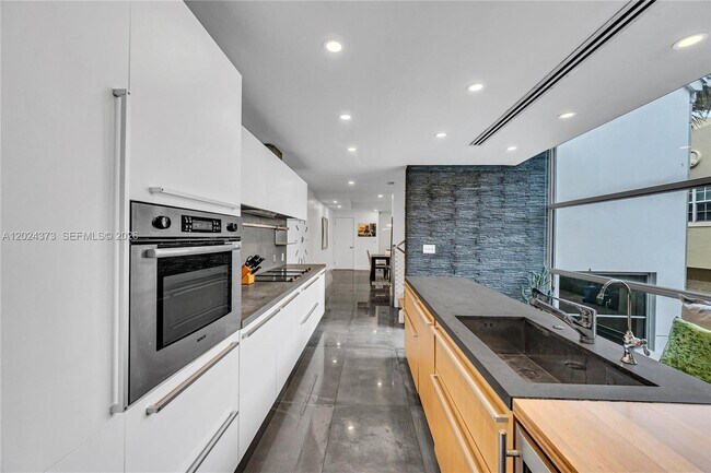 Photo - 1511 NE 4th Pl