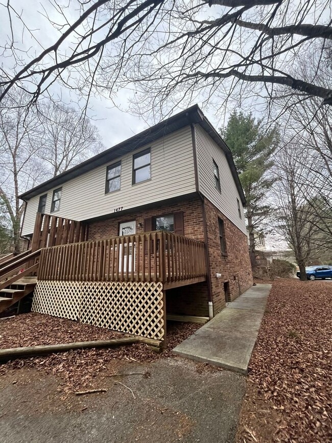Building Photo - Renovated Home Near Virginia Tech