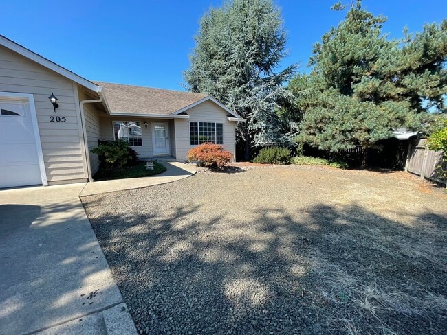 Building Photo - 3 bedroom house with garage