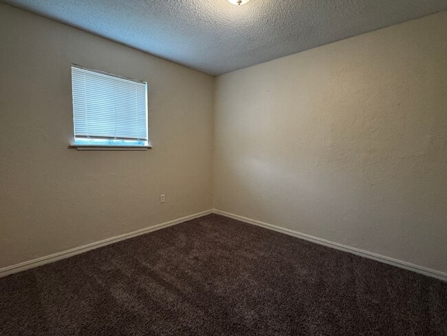 Photo - 1408 NW Ozmun- AVAILABLE NOW!