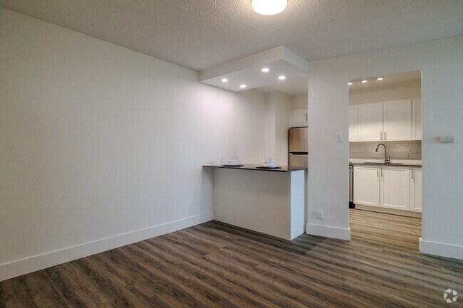 2BR, 1BA - 920 SF - Living - Wyldewood Apartments