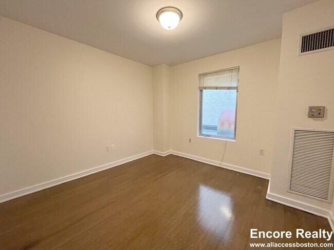 Photo - 40 Boylston St Unidad 702