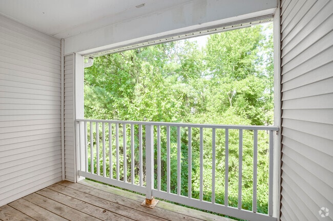 3BR, 2BA - 1,007SF - Balcony