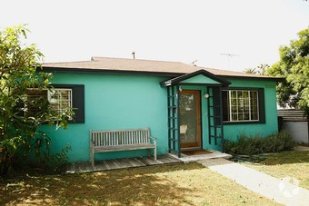 Frente de la casa con vista a la tranquila calle Marshall bordeada de árboles, con patio delantero cercado. - 12133 Marshall St Casa