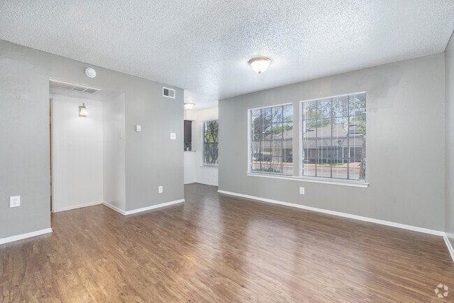 2BR, 2BA - 970SF - Living Room