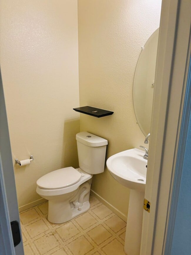 4-Bedroom Home in Double Diamond with Main... - 4-Bedroom Home in Double Diamond with Main...