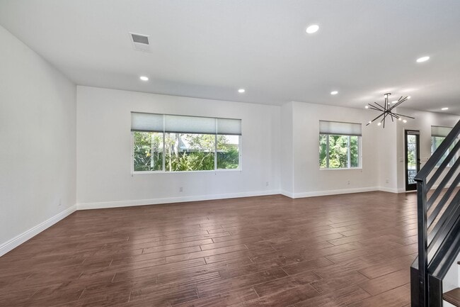 Photo - 7393 Portage Way