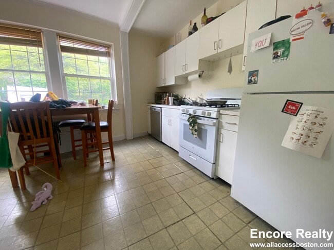 24 Fairbanks St Unidad 2