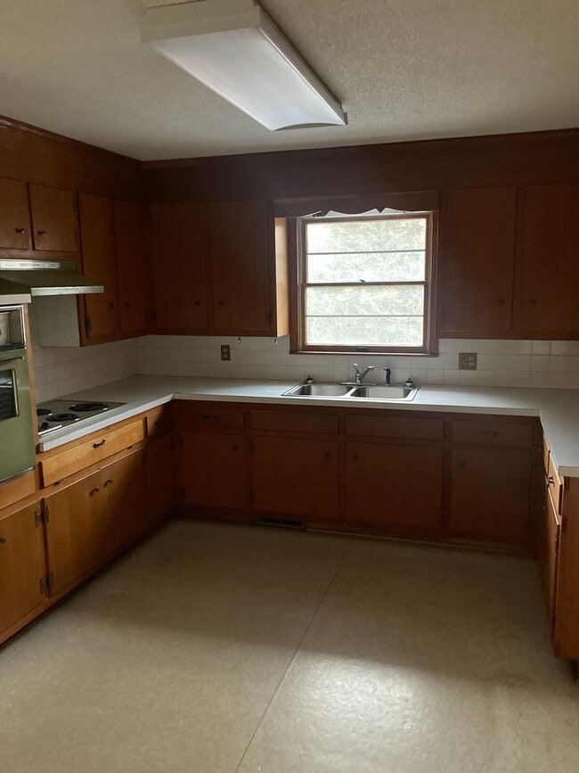 Photo - 669 McGregor Rd