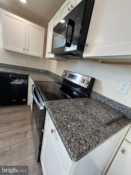 Photo - 34565 Main St