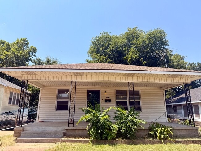 Building Photo - 816 N Broadway Ave