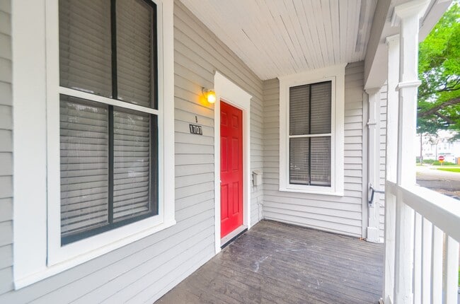 Building Photo - 1707 Sabine St