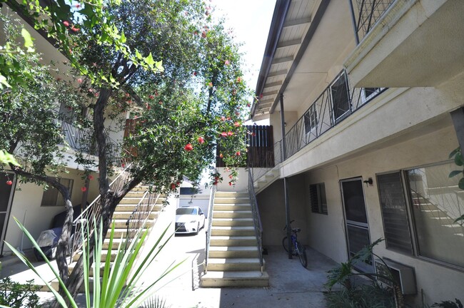 Building Photo - 5734 Hazeltine Ave Unit 06