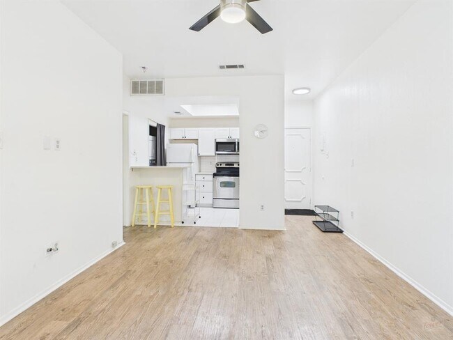 Photo - 806 W 24th St Unit 114