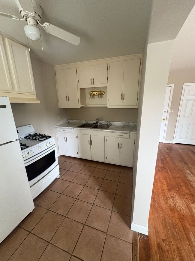 Building Photo - 562 Edmund Ave W Unit 2 Rental