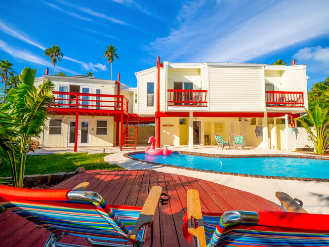 Fachada trasera y piscina - 3250 E De Bazan Ave