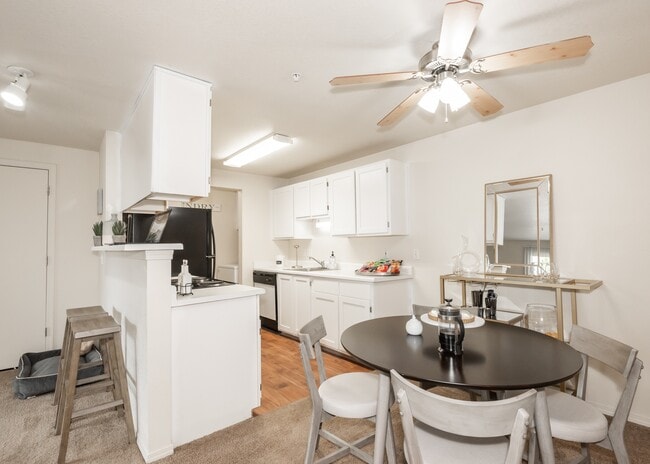 Building Photo - Valley River Court Rental