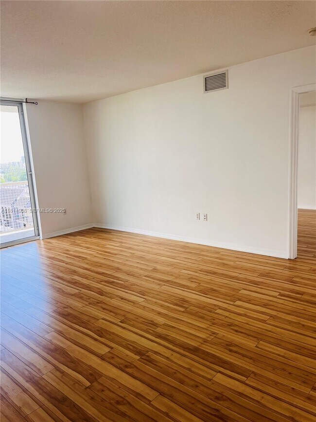 Photo - 900 SW 8th St Unit 806