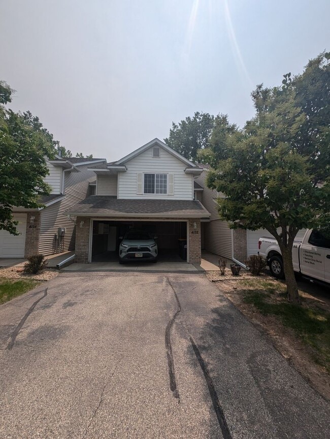 Updated 3BR Townhome in Eagan – Close to S... - Updated 3BR Townhome in Eagan – Close to S...
