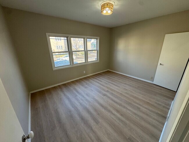 Photo - 305 E Clarence St