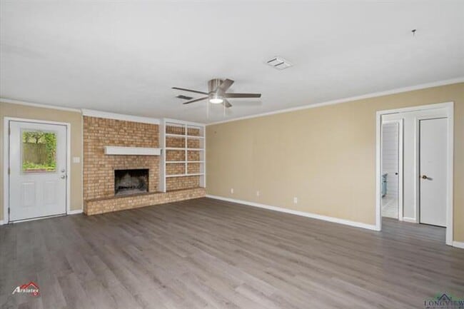 Photo - 3/2 SHISD FENCED YARD PET FRIENDLY