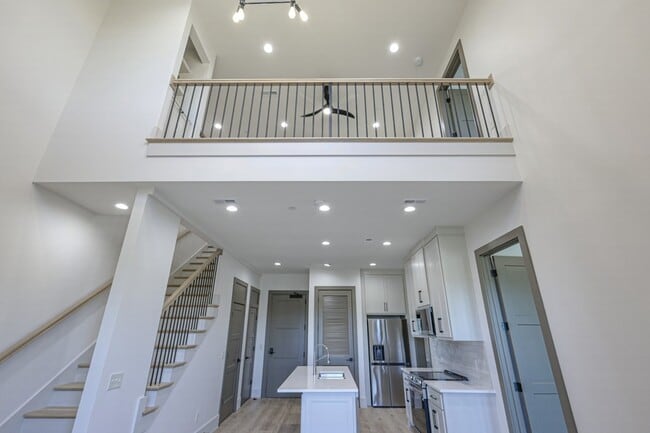 Building Photo - 1025 Southwalk Dr Unit 204