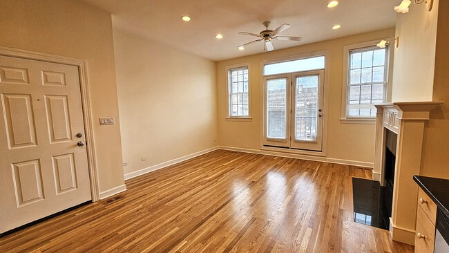 Building Photo - 511 N Hartland Ct Unit # 01S