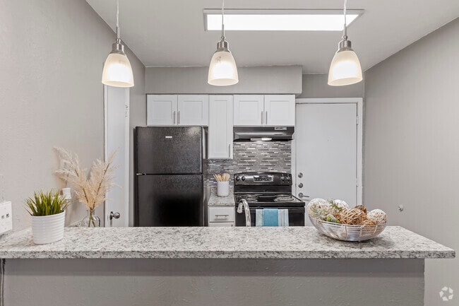 2BR, 2BA - 1095SF (B2) - Kitchen - Monaco Valley