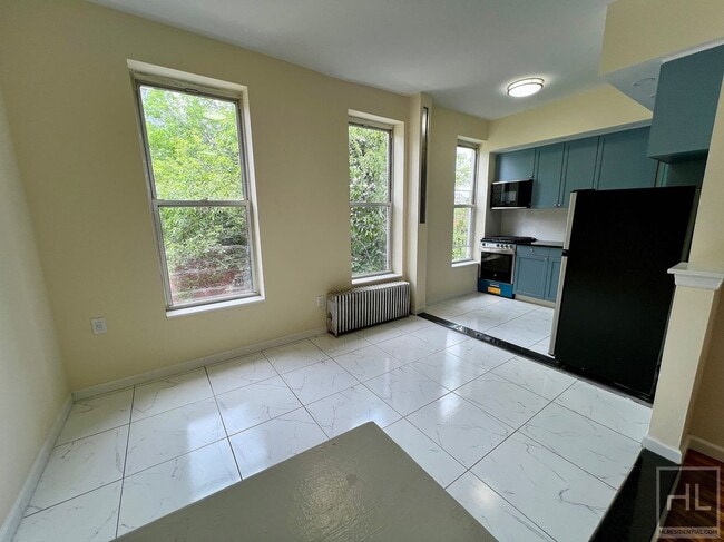 Photo - 2BR 1BA Original Layout Renovated 5th Ave Park Slope Unidad 2
