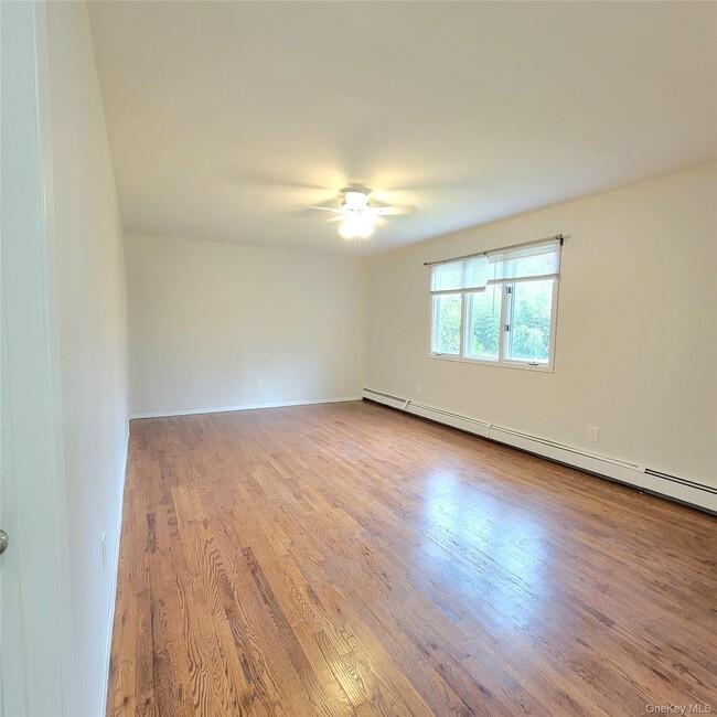 Photo - 571 Nassau Blvd