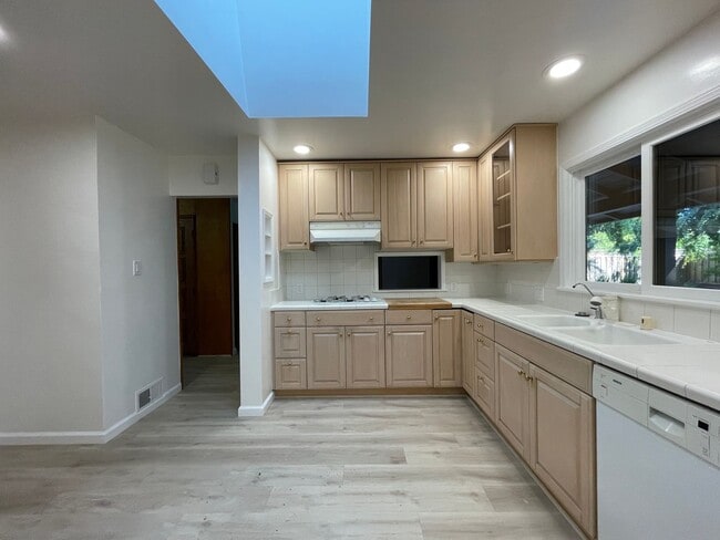 Photo - 2746 Cowper St