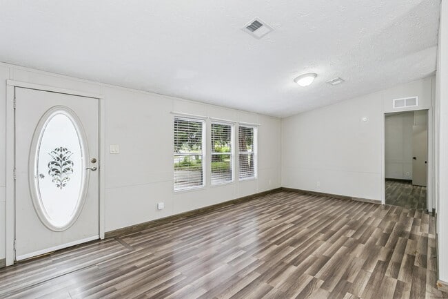 Photo - 223 Ajax Dr NW