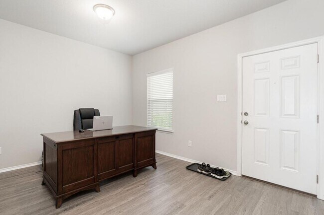Photo - 556 Long Leaf Dr