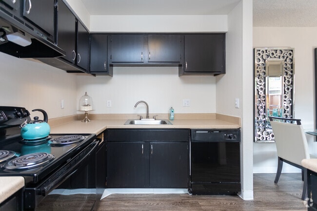 2BR, 2BA - 1,043SF - Ridgeview Place