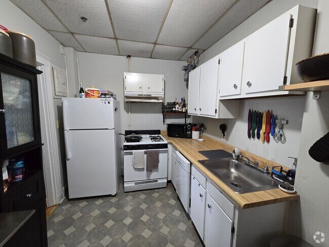 Building Photo - Close to T - Pet Friendly - On site laundry Unit 11 Rental