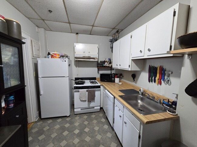 Close to T - Pet Friendly - On site laundry - Close to T - Pet Friendly - On site laundry Condo Unit 11