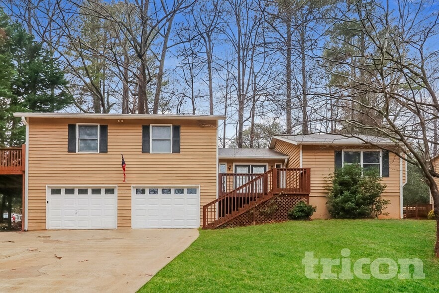 546 Candlewick Ln NW