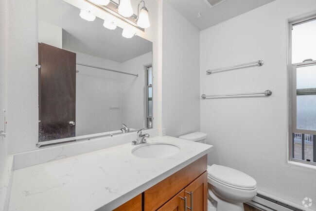 2BR, 1BA - 825SF - Bathroom