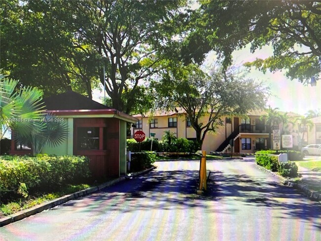 Photo - 2715 W 66th St Unidad 13-21 Rental