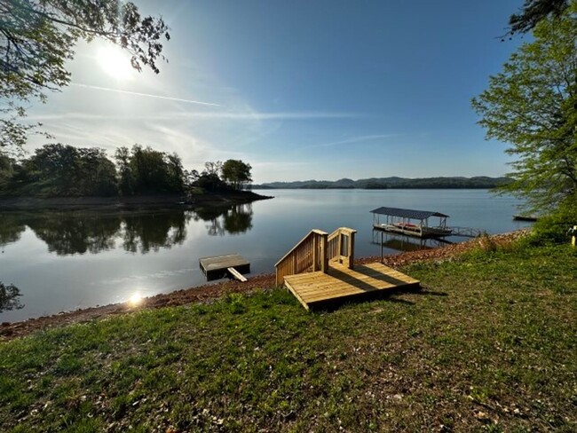 Quiet 3 bedroom/2 bath lake house with pri... - Quiet 3 bedroom/2 bath lake house with pri...