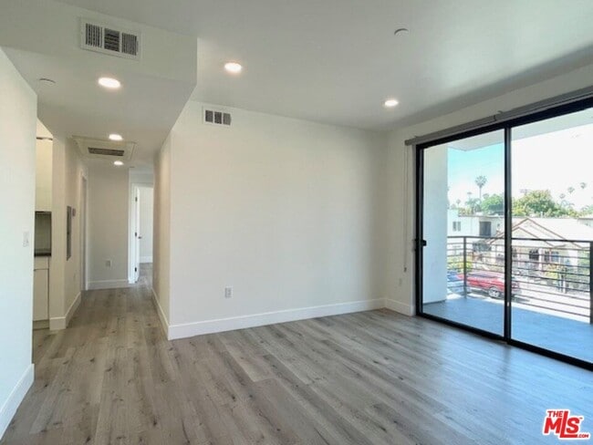 14612 Calvert St Unidad 202